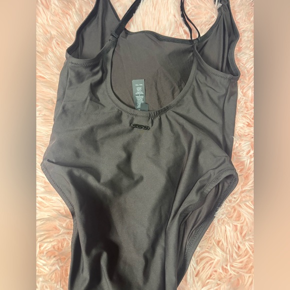 Skims One Piece Swimsuits
SIGNATURE SWIM
SCOOP NECK ONE PIECE NWOT new logo - Picture 6 of 8